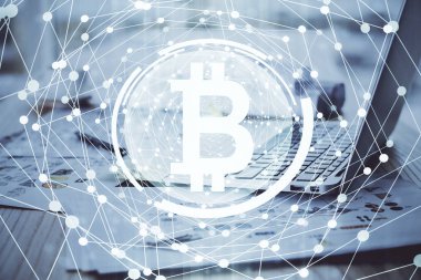 Blockchain temalı holograma ve bilgisayar arkaplanlı masaya çift pozlama. Bitcoin şifreleme para birimi kavramı.