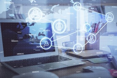 Sosyal ağ tema simgesi olan masaüstü bilgisayarı. Çoklu maruz kalma. Uluslararası bağlantılar kavramı.