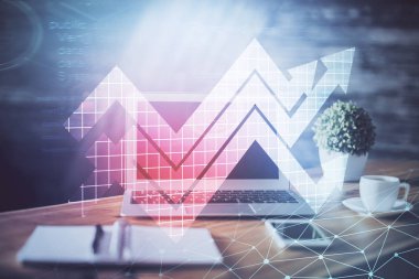 Bilgisayar masaüstünde, okların hologramını gösteriyor. Çifte maruziyet. Başarı kavramı.