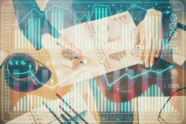 Forex grafik huds ile notlar yapma ellerin çoklu pozlama. Borsa konsepti.