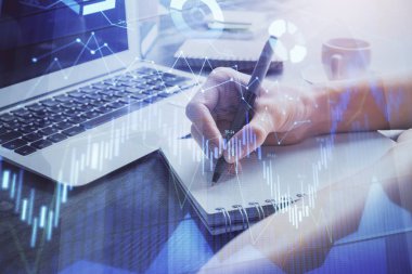 Forex tablosu WOMANS el notları arka plan alarak görüntülenir. Araştırma kavramı. Çoklu pozlama