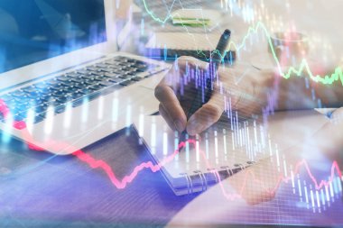 Forex tablosu WOMANS el notları arka plan alarak görüntülenir. Araştırma kavramı. Çoklu pozlama