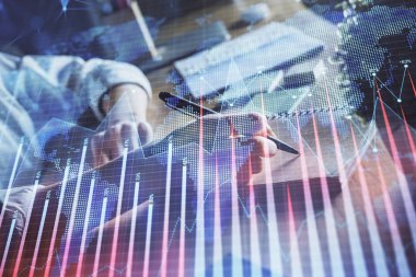 Finansal Forex çizelgeleri kadınların el notları arka plan alarak görüntülenir. Araştırma kavramı. Çift Pozlama