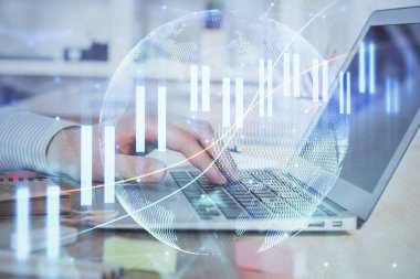 Arka planda dizüstü bilgisayar üzerinde çalışan adam ile borsa grafiği çift pozlama. Finansal analiz kavramı.