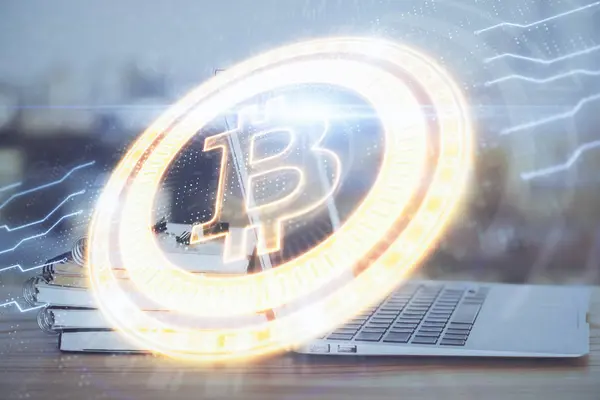 Dupla expozíció blokklánc téma hologram és asztal számítógépes háttérrel. A bitcoin kripto pénznemének fogalma. — Stock Fotó