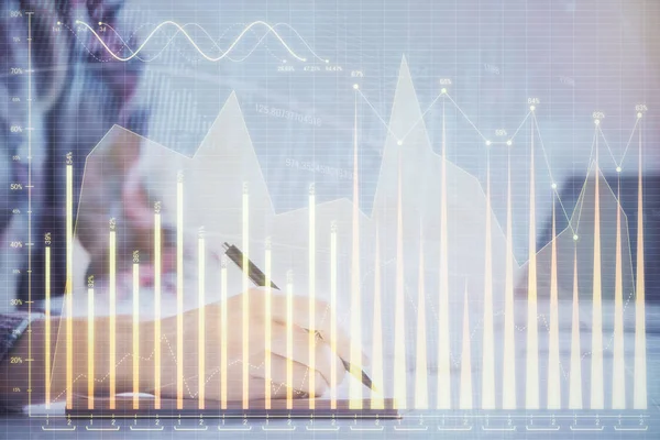 En kvinna händer skriva information om aktiemarknaden i anteckningsblock. Forex diagram hologram framtill. Begreppet forskning. Dubbel exponering — Stockfoto