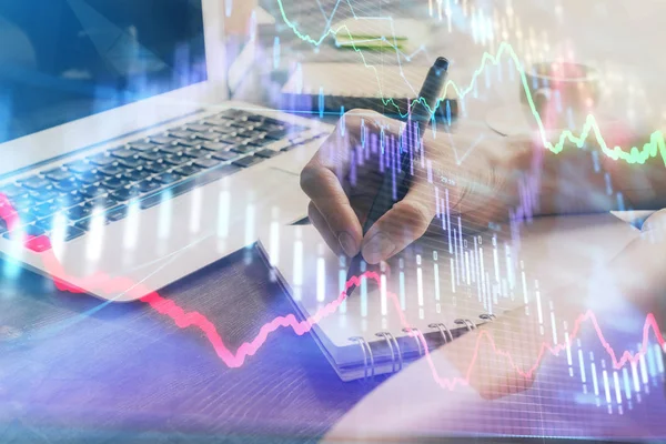 Gráfico de divisas que se muestra en las mujeres mano tomando notas de fondo. Concepto de investigación. Exposición múltiple —  Fotos de Stock
