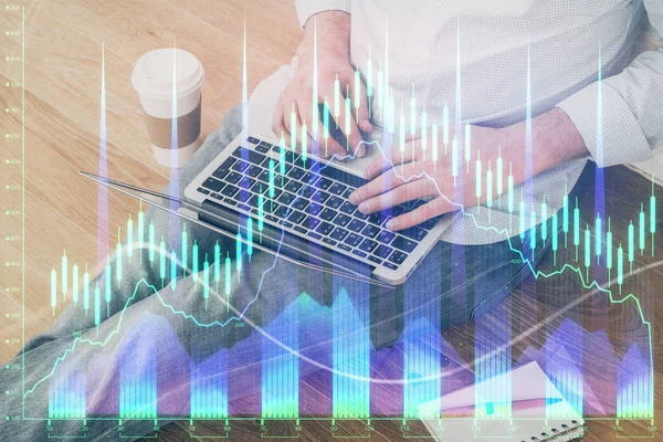 Forex Graph met zakenman werken op de computer in Office op de achtergrond. Concept van analyse. Dubbele belichting. — Stockfoto