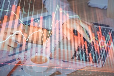 Arka planda ofiste bilgisayarda çalışan işadamı ile Forex grafiği. Sert çalışma kavramı. Çift Pozlama.