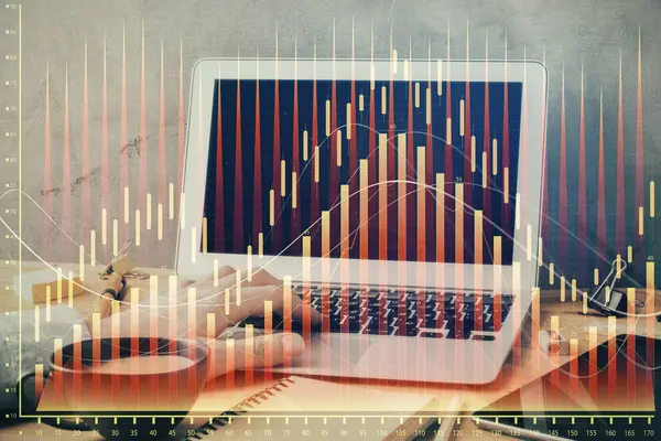 Gráfico Forex com empresário trabalhando no computador no escritório em segundo plano. Conceito de trabalho duro. Dupla exposição . — Fotografia de Stock