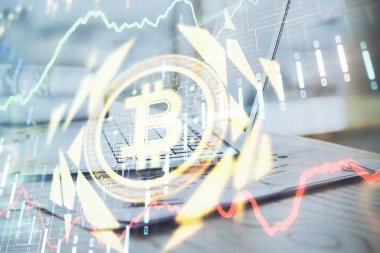 Blockchain temalı holograma ve bilgisayar arkaplanlı masaya çift pozlama. Bitcoin şifreleme para birimi kavramı.