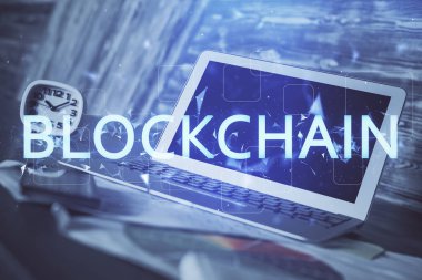 Blockchain temalı holograma ve bilgisayar arkaplanlı masaya çift pozlama. Bitcoin şifreleme para birimi kavramı.