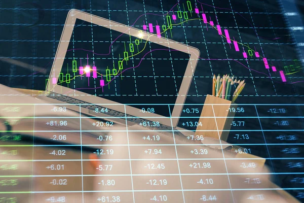 Οικονομικό διάγραμμα σχέδιο και πίνακα με υπολογιστή στο παρασκήνιο. Πολλαπλή έκθεση. Έννοια των διεθνών αγορών. — Φωτογραφία Αρχείου