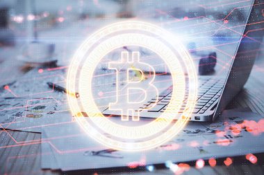 Blockchain temalı holograma ve bilgisayar arkaplanlı masaya çift pozlama. Bitcoin şifreleme para birimi kavramı.