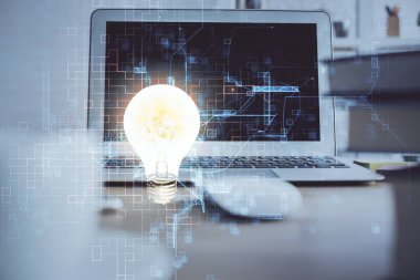 Bilgisayar ofisinde ampul simgesi hologramıyla birlikte. Çoklu maruz kalma. Fikir kavramı.