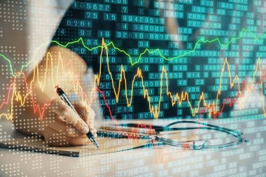 Forex grafik hologramı ile not lar yapan kadın ellerinin çoklu pozlaması. Teknik analiz kavramı.