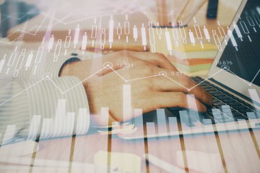 Arka planda dizüstü bilgisayar üzerinde çalışan adam ile borsa grafiği çoklu pozlama. Finansal analiz kavramı.