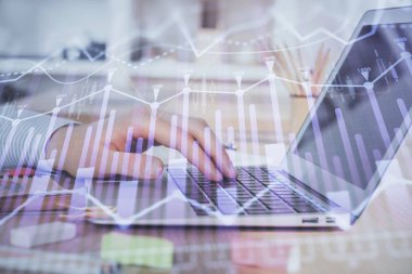 Arka planda dizüstü bilgisayar üzerinde çalışan adam ile borsa grafiği çift pozlama. Finansal analiz kavramı.