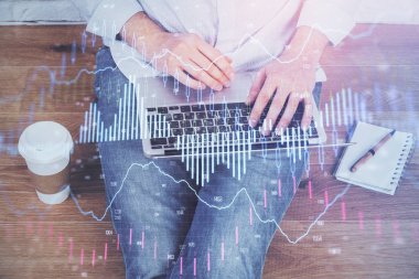 Arka planda ofiste bilgisayarda çalışan işadamı ile Forex grafiği. Analiz kavramı. Çift Pozlama.