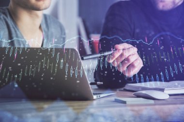 Arka planda ofiste bilgisayarda işadamı yazarak Forex grafiği. Analiz kavramı. Çift Pozlama.