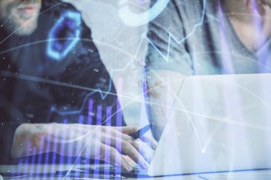 Arka planda ofiste bilgisayarda işadamı yazarak Forex grafiği. Analiz kavramı. Çift Pozlama.