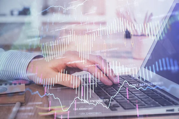 Dubbele blootstelling van de beurs grafiek met de man die op de achtergrond aan de laptop werkt. Concept financiële analyse. — Stockfoto