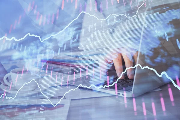 Forex grafik dengan pengusaha bekerja pada komputer di kantor di latar belakang. Konsep kerja keras. Paparan multi . — Stok Foto