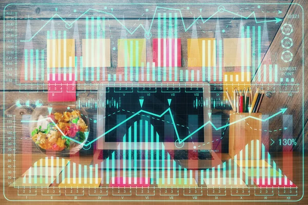 Doppelbelichtung von Forex-Diagramm und Arbeitsraum mit Computer. Konzept des internationalen Online-Handels. — Stockfoto