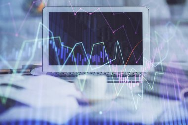 Kişisel bilgisayar arkaplanına çizilmiş borsa hologramı. Çoklu maruz kalma. Yatırım kavramı.