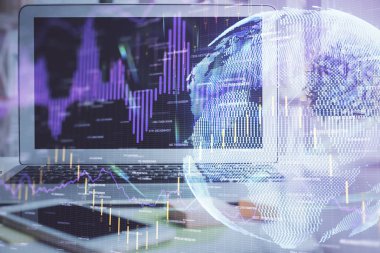 Forx çizelgesine ve bilgisayarla çalışma alanına çoklu maruz kalma. Uluslararası çevrimiçi ticaret kavramı.