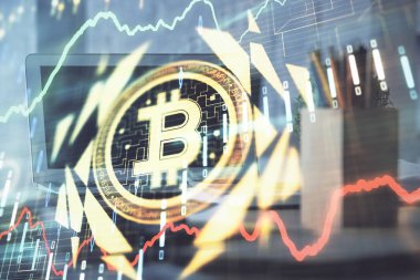 Blockchain temalı holograma ve bilgisayar arkaplanlı masaya çift pozlama. Bitcoin şifreleme para birimi kavramı.