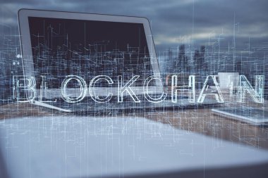 Blockchain temalı holograma ve bilgisayar arkaplanlı masaya çift pozlama. Bitcoin şifreleme para birimi kavramı.