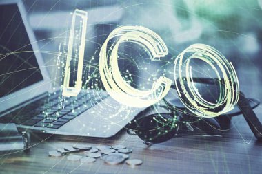 Blockchain temalı holograma ve bilgisayar arkaplanlı masaya çift pozlama. Bitcoin şifreleme para birimi kavramı.