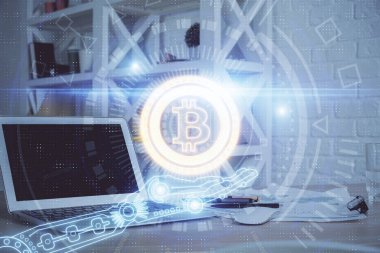 Blockchain temalı holograma ve bilgisayar arkaplanlı masaya çift pozlama. Bitcoin şifreleme para birimi kavramı.