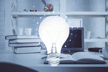 Bilgisayar ofisinde ampul simgesi hologramıyla birlikte. Çoklu maruz kalma. Fikir kavramı.
