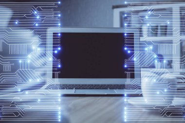 Bilgisayar, teknoloji temalı hologramla birlikte ofiste. Çoklu maruz kalma. Teknoloji kavramı.