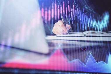 Dizüstü bilgisayar ve borsa forex grafik ile işadamı çift pozlama.