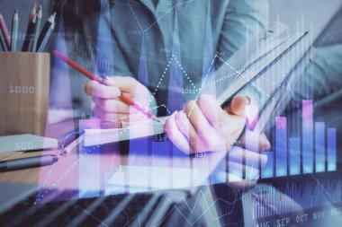 Bir kadın eller Not defteri hisse senedi piyasası hakkında bilgi yazma. Ön Forex grafik hologramlar. Araştırma kavramı. Çoklu pozlama