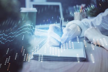 Forex tablosu WOMANS el notları arka plan alarak görüntülenir. Araştırma kavramı. Çift Pozlama