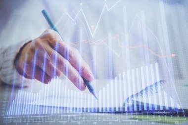 Finansal Forex grafik eller notları arka plan alarak görüntülenir. Araştırma kavramı. Çift Pozlama