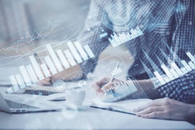 Arka planda bilgisayarda çalışan bir adamla birlikte çok sayıda formasyona maruz kaldık. Pazar analizi kavramı.