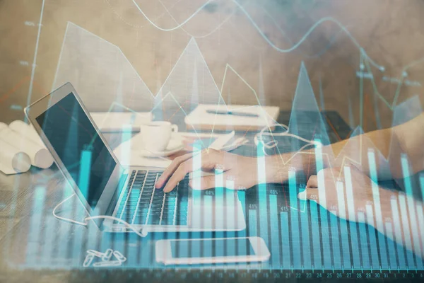 Dubbel exponering av Forex diagram med mannen som arbetar på datorn på bakgrunden. Begreppet marknadsanalys. — Stockfoto