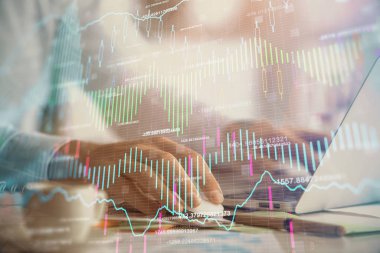 Arka planda bilgisayarda çalışan bir adamla ön x grafiğine iki kez maruz kalıyoruz. Pazar analizi kavramı.