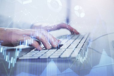 Arka planda ofiste bilgisayarda çalışan işadamı ile Forex grafiği. Sert çalışma kavramı. Closeup. Çoklu pozlama.