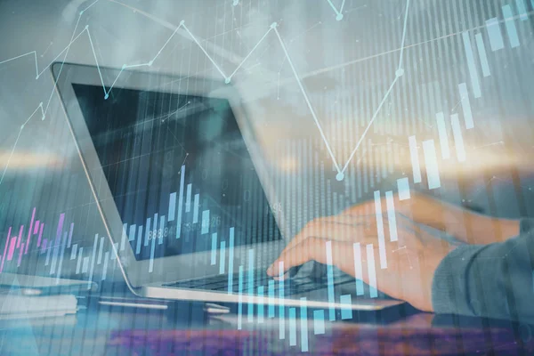 Doble exposición del gráfico del mercado de valores con el hombre trabajando en el ordenador portátil en el fondo. Concepto de análisis financiero . —  Fotos de Stock