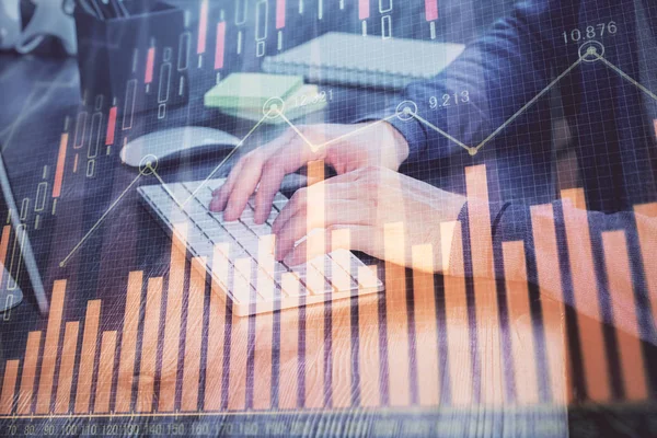 Gráfico de stock con hombre de negocios escribiendo en la computadora en la oficina en segundo plano. Concepto de análisis. Doble exposición . —  Fotos de Stock