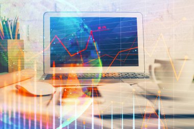 Finansal pazar grafiği hologramı ve kişisel bilgisayar arka planda. Çoklu maruz kalma. Önx kavramı.