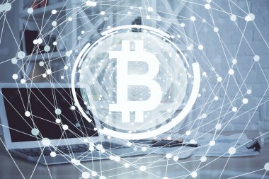 Blockchain temalı holograma ve bilgisayar arkaplanlı masaya çift pozlama. Bitcoin şifreleme para birimi kavramı.