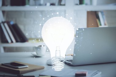 Bilgisayar ofisinde ampul simgesi hologramıyla birlikte. Çoklu maruz kalma. Fikir kavramı.