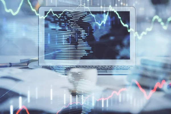 Holograma gráfico do mercado de ações desenhado em fundo de computador pessoal. Dupla exposição. Conceito de investimento. — Fotografia de Stock